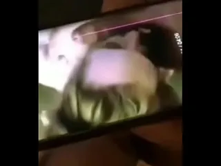 Thumbnail: Anny Alves tomando leitada na cara em vídeo